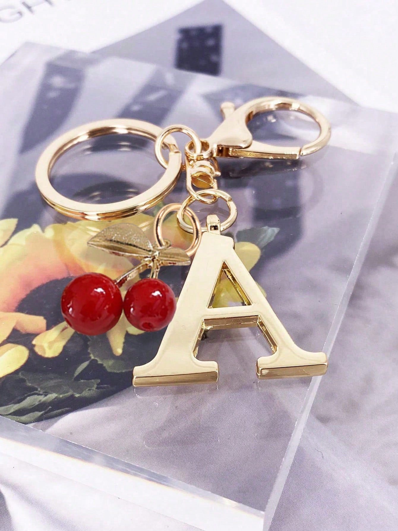 Premium Elegant Gold Letter Keychain, A-Z 3D Letter Pendant, Cherry Ornament, Fashionable Alloy Keychain, Bag/Backpack Hanging Decoration, Car Key Chain, Perfect Daily Accessory For Women, Couples Gif