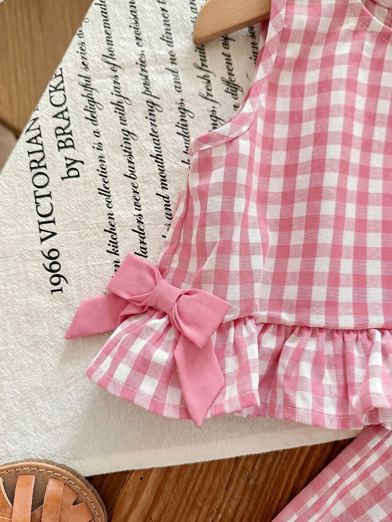 The 2-Piece Cute Baby Girl Casual Plaid Bow Sleeveless Vest And Elastic Waist Pants Set Is Suitable For Birthday Parties, Parties, Performances, Weddings, Baptisms, And Opening Ceremonies, And I