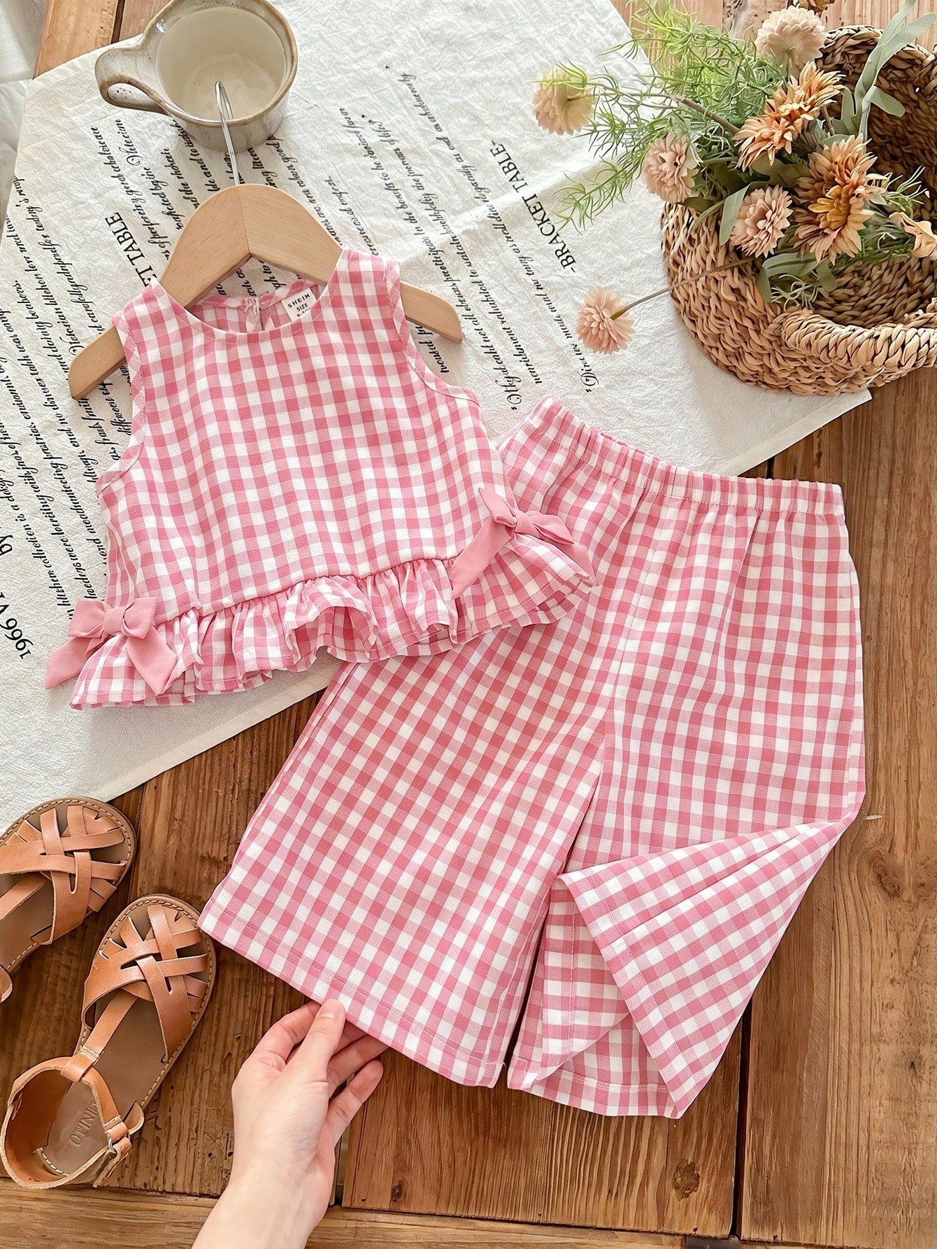 The 2-Piece Cute Baby Girl Casual Plaid Bow Sleeveless Vest And Elastic Waist Pants Set Is Suitable For Birthday Parties, Parties, Performances, Weddings, Baptisms, And Opening Ceremonies, And I