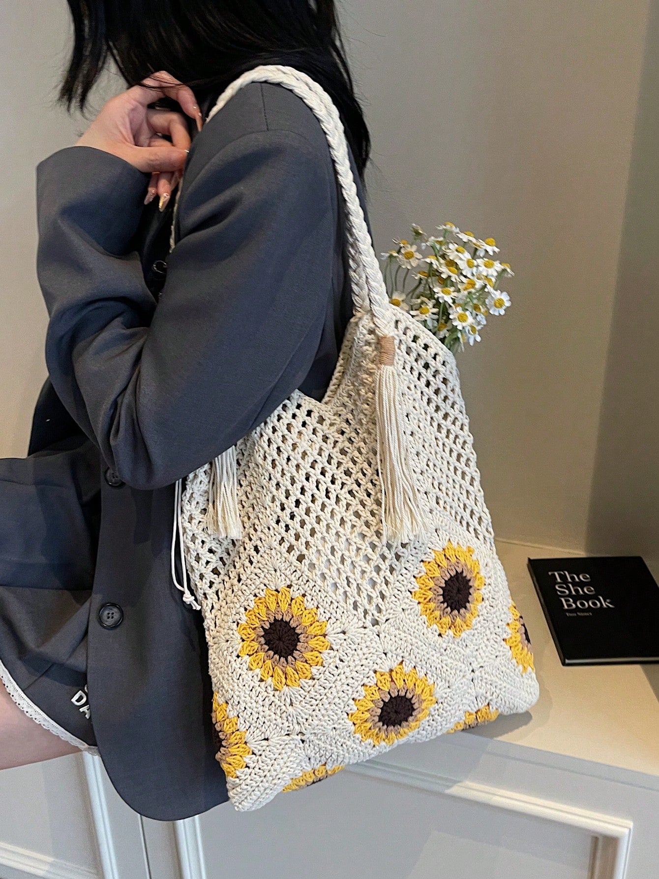 This Sunflower-Themed Hand-Crocheted Wool Tote Bag Is A Fashionable And Versatile Casual Women's Shoulder Bag. It Features Tassel Decoration, Lining, And A Drawstring Closure Design. Perfect For Beach