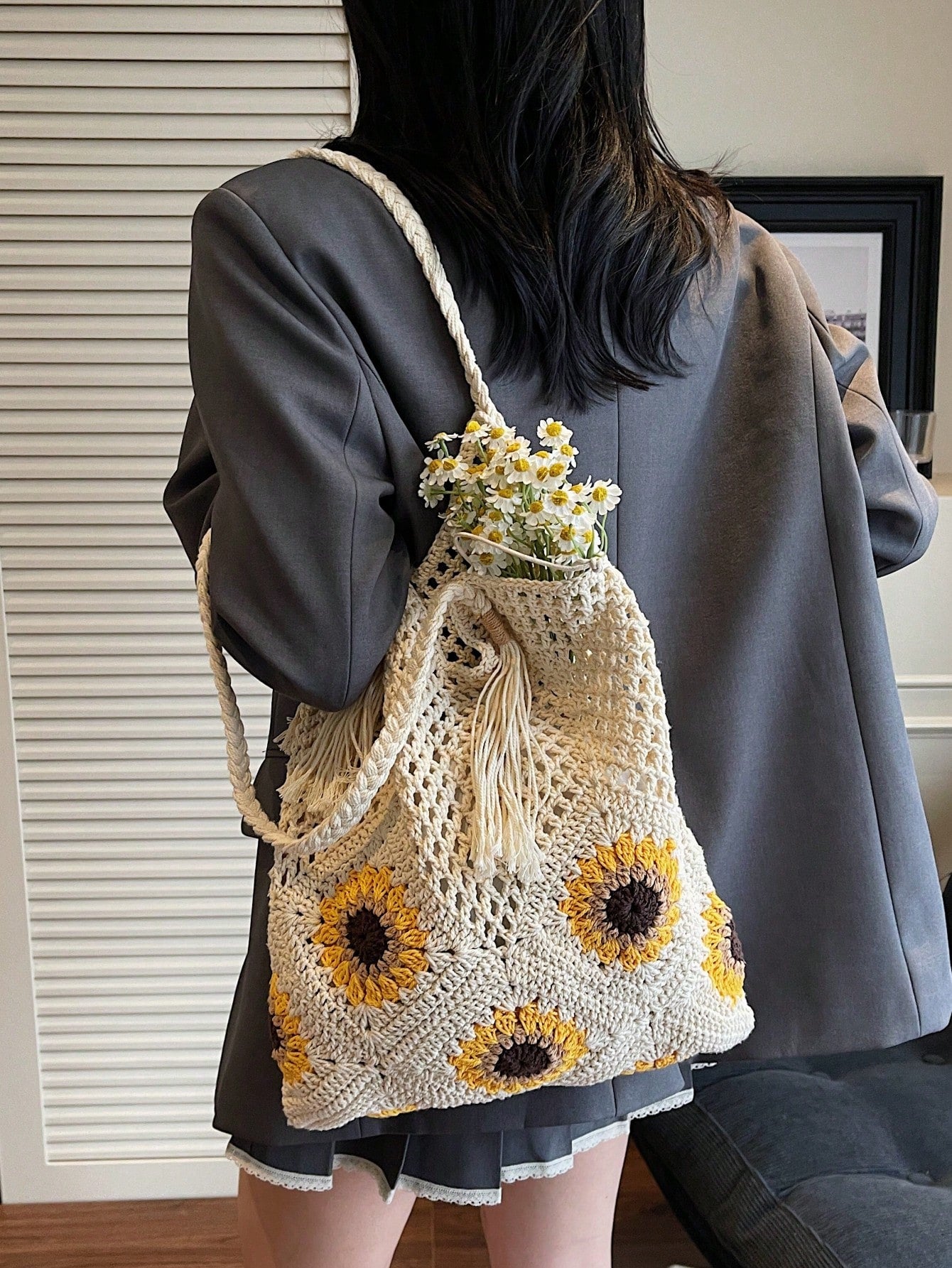 This Sunflower-Themed Hand-Crocheted Wool Tote Bag Is A Fashionable And Versatile Casual Women's Shoulder Bag. It Features Tassel Decoration, Lining, And A Drawstring Closure Design. Perfect For Beach
