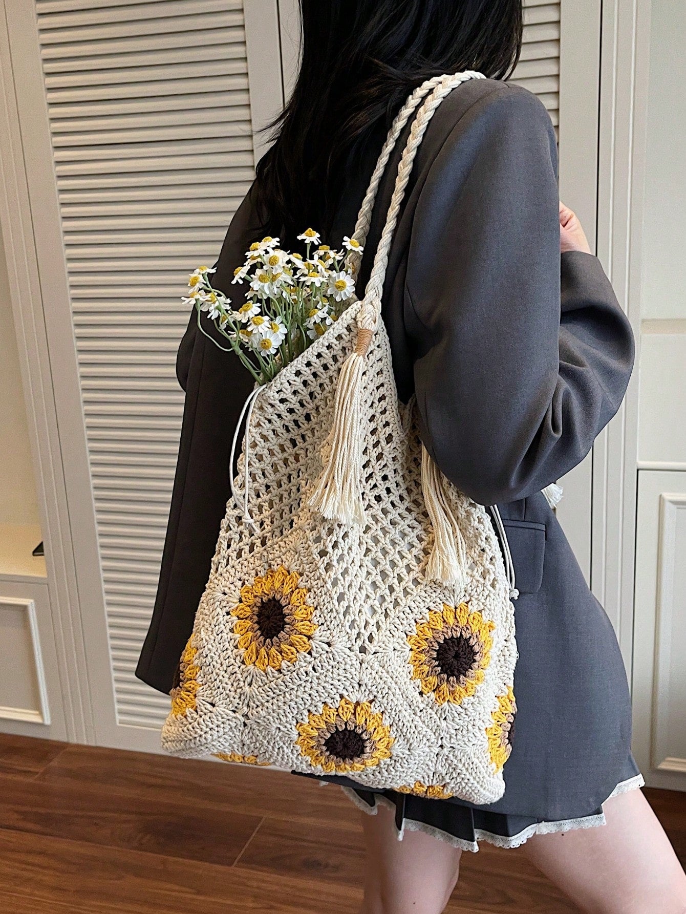 This Sunflower-Themed Hand-Crocheted Wool Tote Bag Is A Fashionable And Versatile Casual Women's Shoulder Bag. It Features Tassel Decoration, Lining, And A Drawstring Closure Design. Perfect For Beach