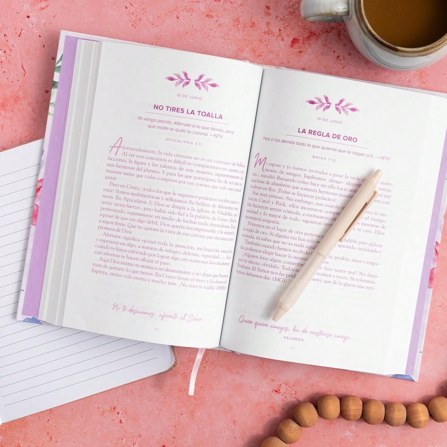 Un Año Con Dios: 365 Devocionales Para Inspirar Tu Vida| A Year With God: 365 Devotions To Inspire Your Life (Spanish Edition), Hardcover