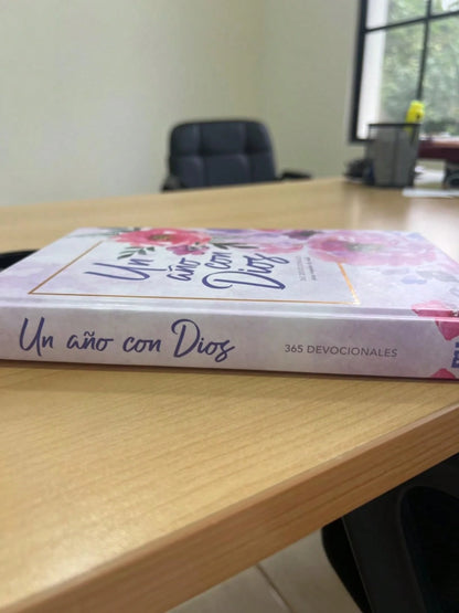 Un Año Con Dios: 365 Devocionales Para Inspirar Tu Vida| A Year With God: 365 Devotions To Inspire Your Life (Spanish Edition), Hardcover