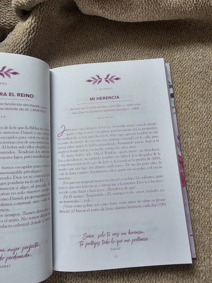 Un Año Con Dios: 365 Devocionales Para Inspirar Tu Vida| A Year With God: 365 Devotions To Inspire Your Life (Spanish Edition), Hardcover