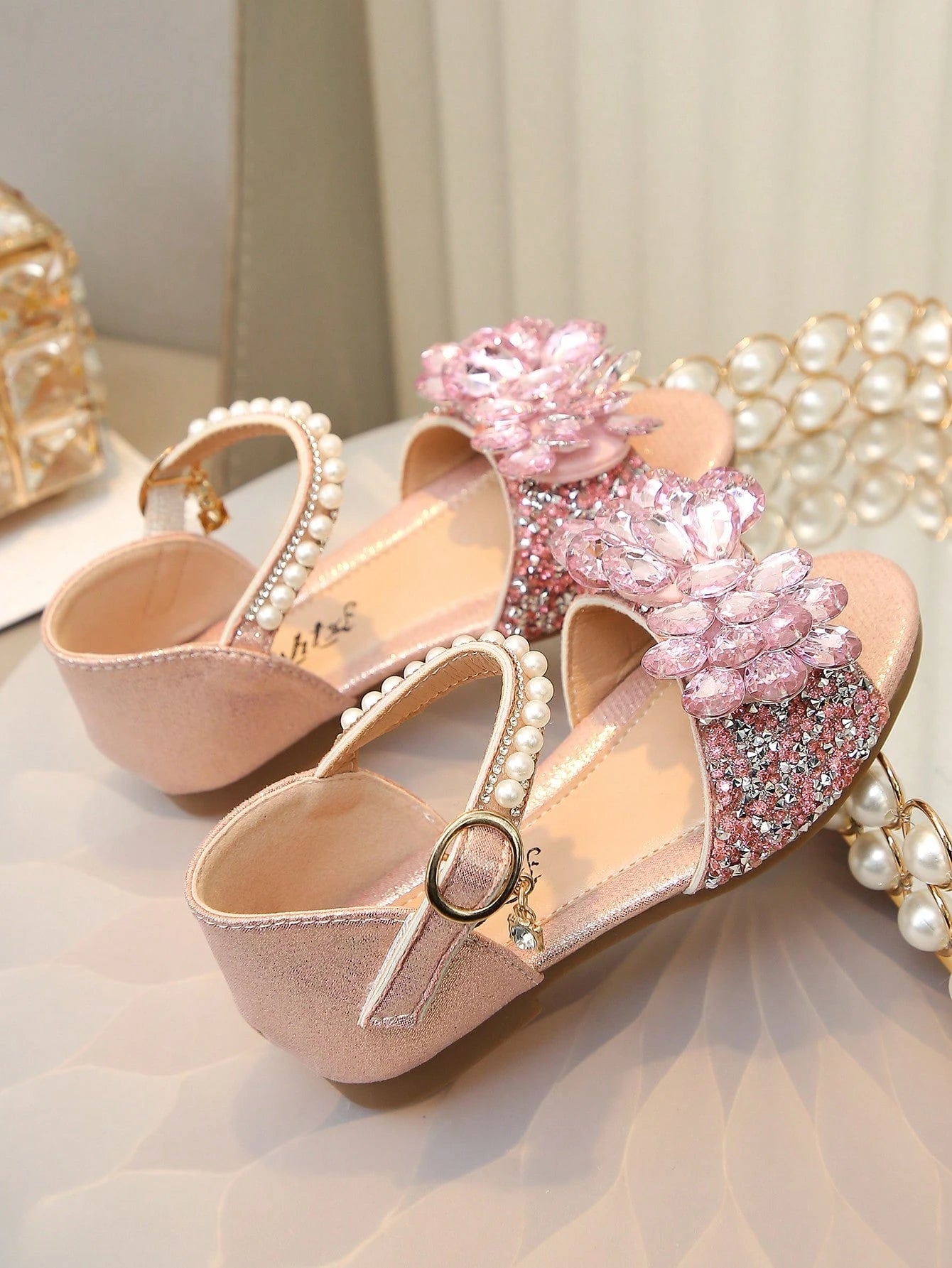 Vintage Style Girls Princess Sandals, French Sweetheart Design With Sparkling Rhinestone Bow And Pearl Strap, Suitable For Daily Outings And Personalized Outfits