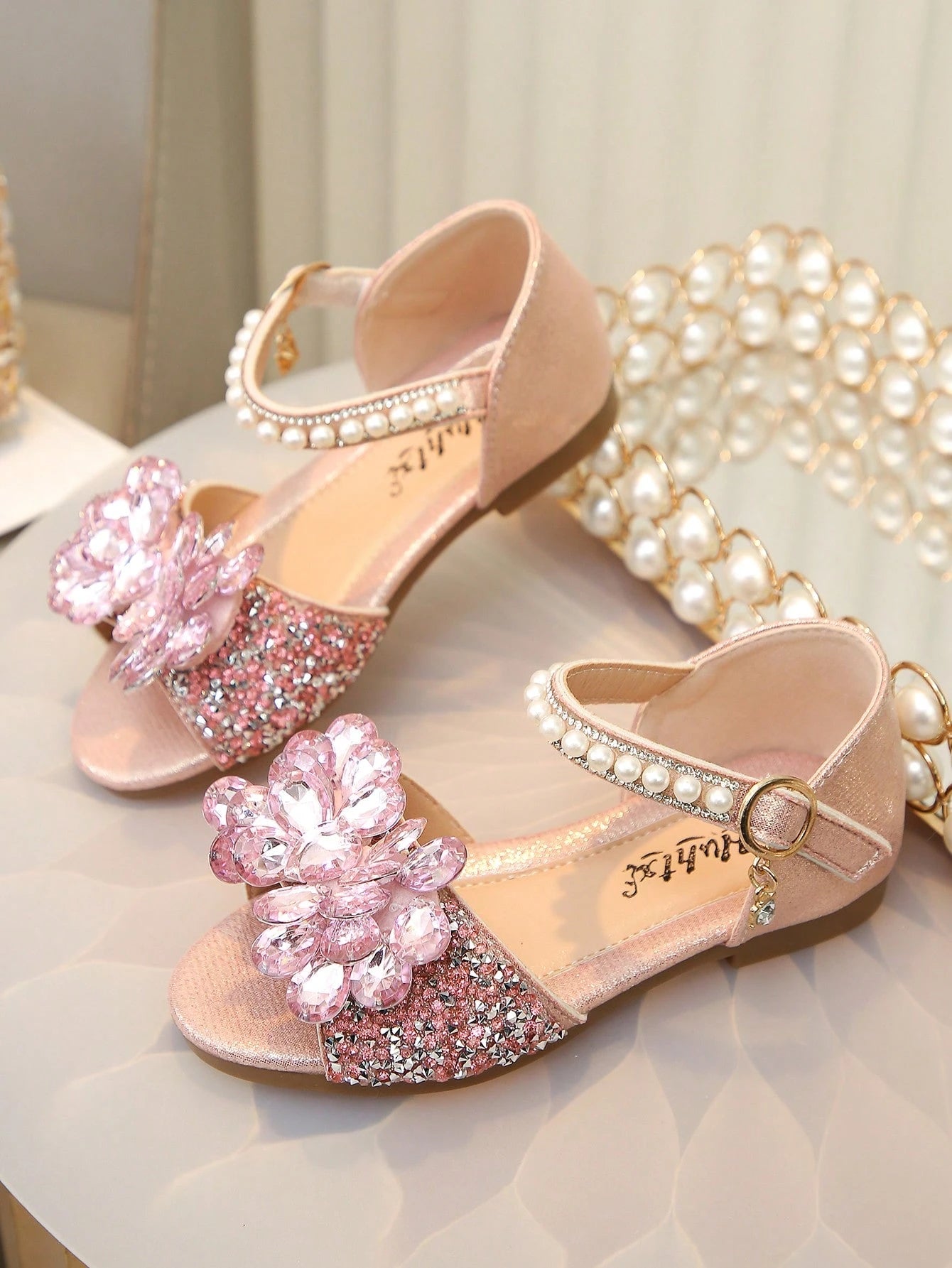 Vintage Style Girls Princess Sandals, French Sweetheart Design With Sparkling Rhinestone Bow And Pearl Strap, Suitable For Daily Outings And Personalized Outfits