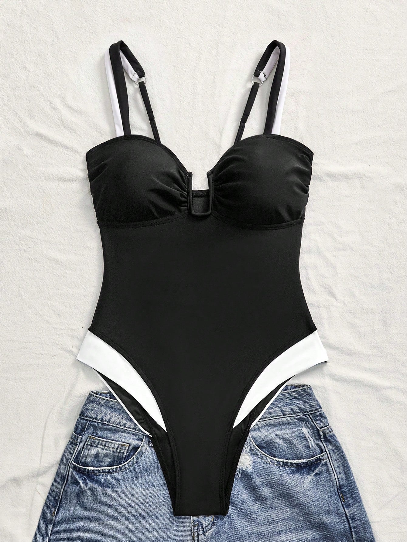 Women's Fashionable Casual Black And White Contrast Swimwear With V/U-Shaped Metal, Wide Shoulder Straps,Slimming Effect,Beachvacation And Pool Party
