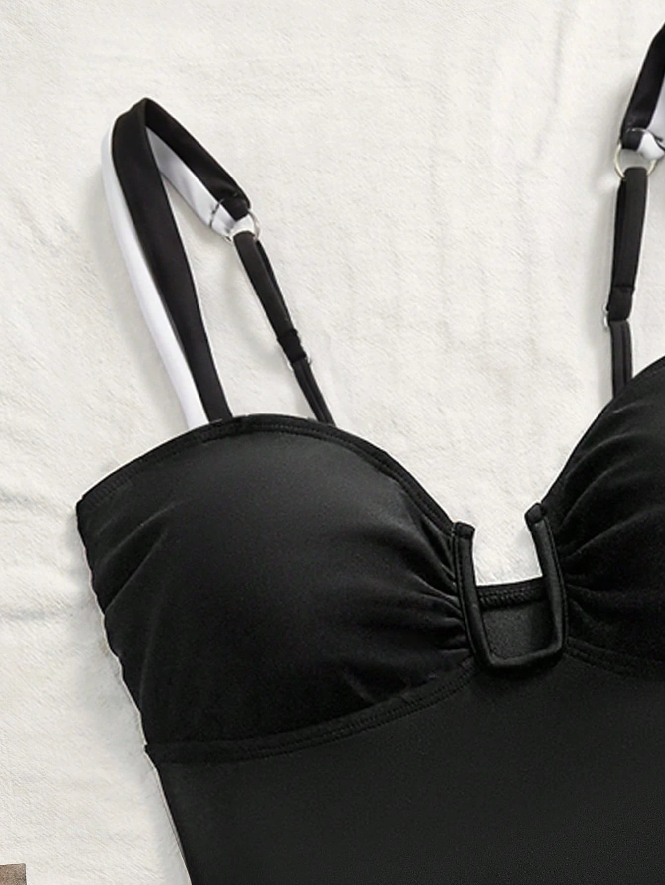 Women's Fashionable Casual Black And White Contrast Swimwear With V/U-Shaped Metal, Wide Shoulder Straps,Slimming Effect,Beachvacation And Pool Party
